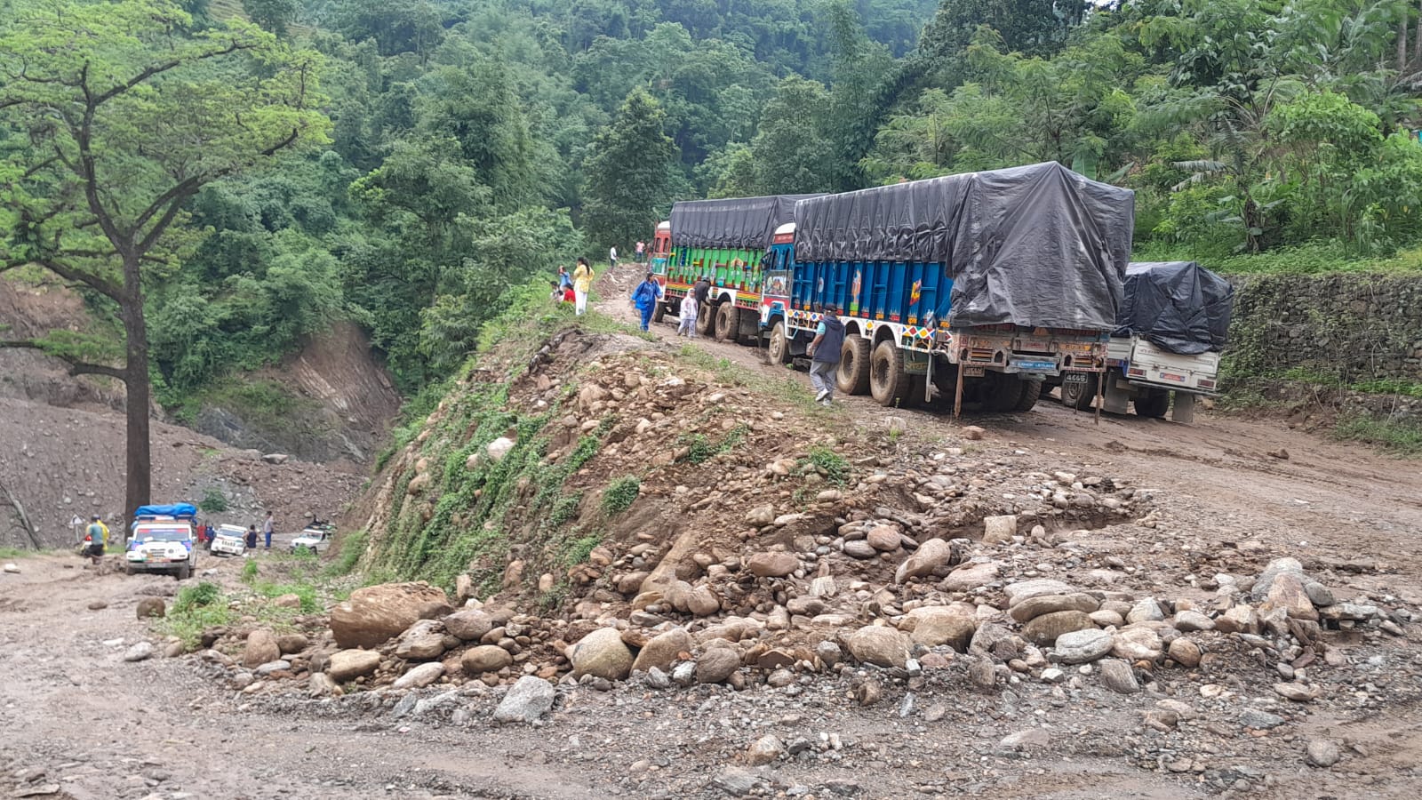 ५ वर्षमा आधा पनि नबन्ने मेची करिडोर : ठेकेदारको ढिलाइले सडक बन्द हुँदा इलामबासीलाई सास्ती